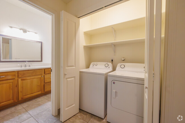 1BD, 1BA - 885SF - Laundry - Paseo del Rio II