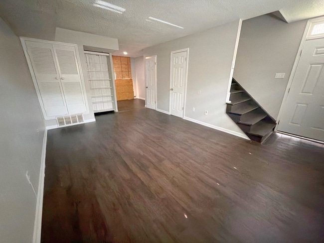 Building Photo - Beautifully Renovated 2 Bed / 1.5 Bath Townhome – Move-In Ready!