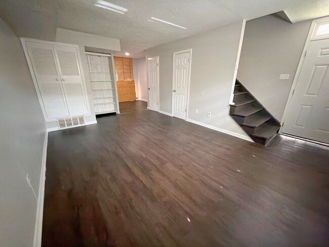 Foto del edificio - Beautifully Renovated 2 Bed / 1.5 Bath Townhome – Move-In Ready!