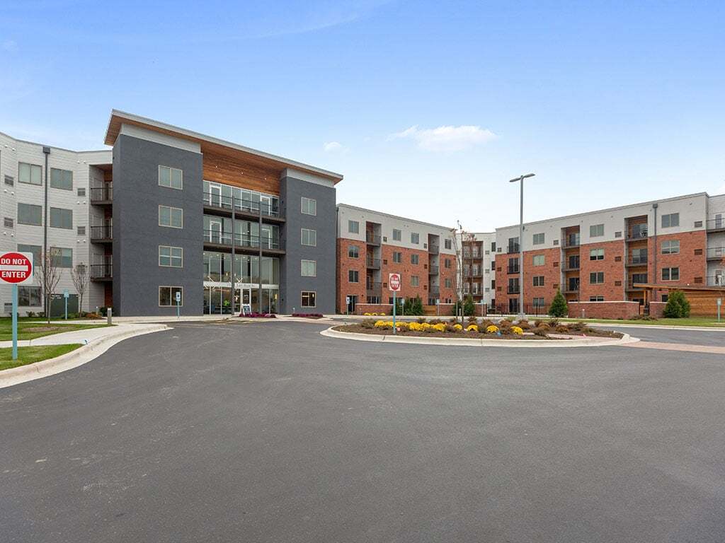 The Monarch 150 N East River Rd Des Plaines, IL Apartments for Rent