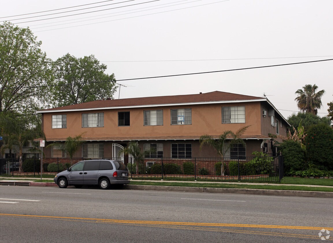 Building Photo - 8333 Lindley Ave