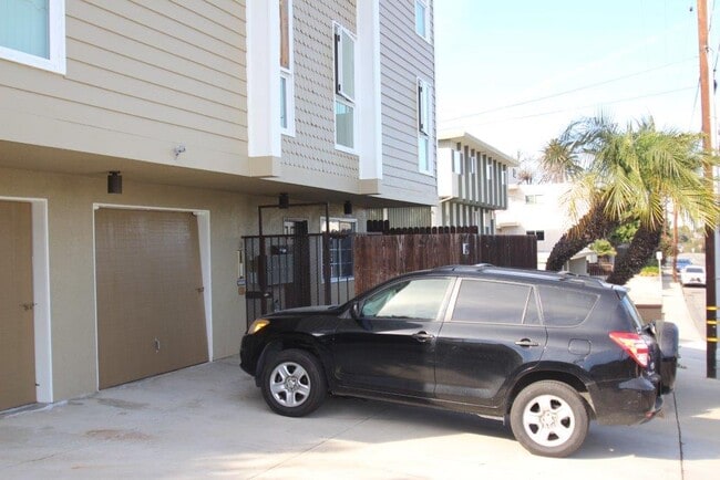 Front Gate - 119 Loma Vista St