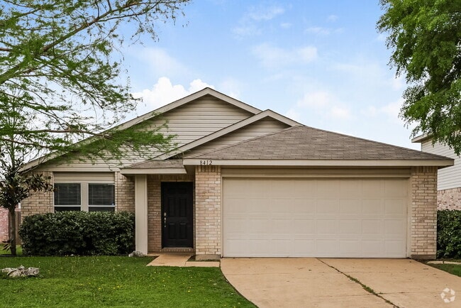 Building Photo - 8412 Seven Oaks Ln