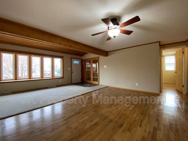 Foto del edificio - 749 Skyline Dr NE