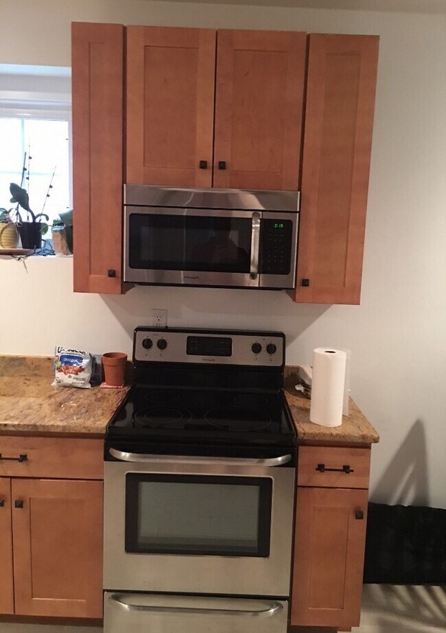 stove/oven/microwave - 821 Cole St