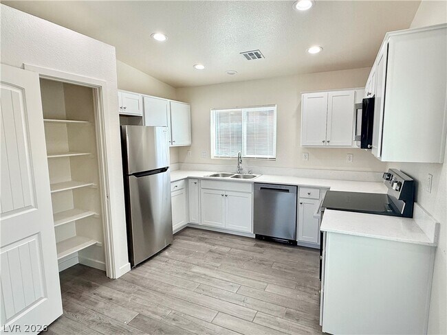 Foto del edificio - 2560 E Ambush St