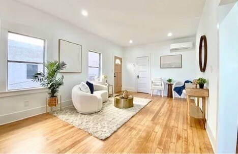 Sala de estar, orientada al este y puerta de entrada al norte. - 1334 Pennsylvania Ave