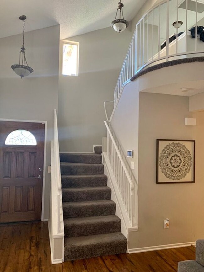 Building Photo - Lovely 3 bedroom 2.5 bath home