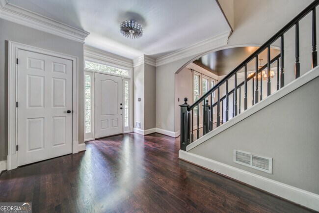 Building Photo - 2555 Ridgewood Rd NW