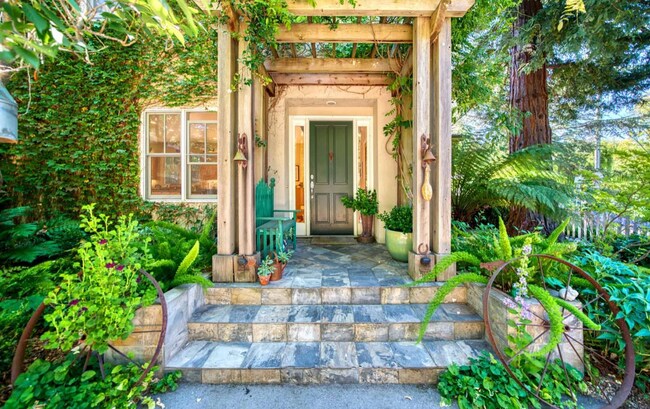 Foto del edificio - Woodside Classic 3 Bedroom on Beautiful Park Like Yard