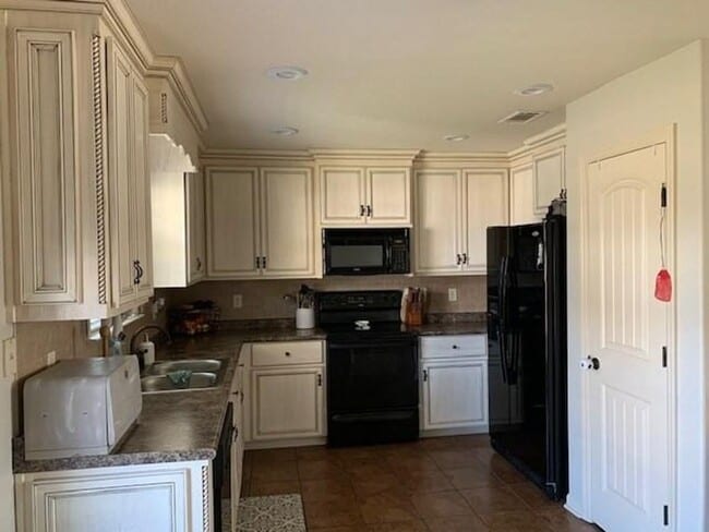 Building Photo - Beautiful 3BD/2BA Home in Miller Farms Sub...