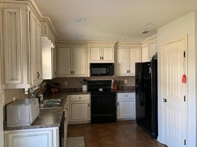 Building Photo - Beautiful 3BD/2BA Home in Miller Farms Subdivision! Close to Base! Fenced in Backyard!