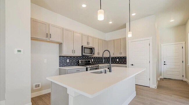 Foto del edificio - Brand New 3BR/2.5BA – Modern Comfort in Ti...