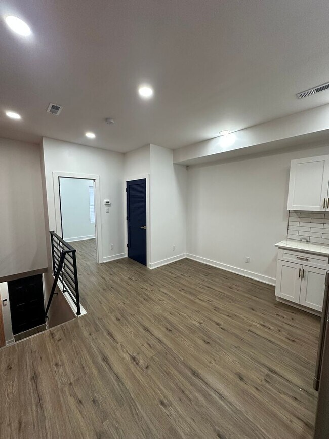 Foto del edificio - Newly renovated 2 bedroom apartment, Second floor. Section 8 approved