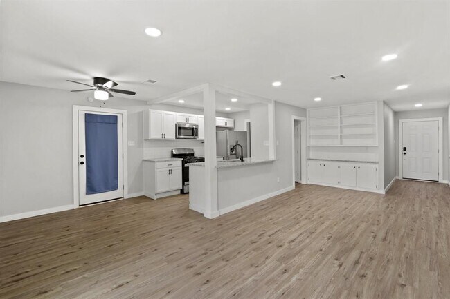 Building Photo - 5408 Deep Forest Dr