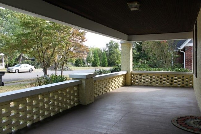 Foto del edificio - Bungalow Home Near Historic Area of Downtown