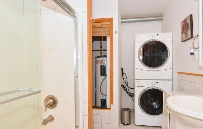 Foto del edificio - Single-Family 1 Bed Home | Available June 8 | Dog Friendly