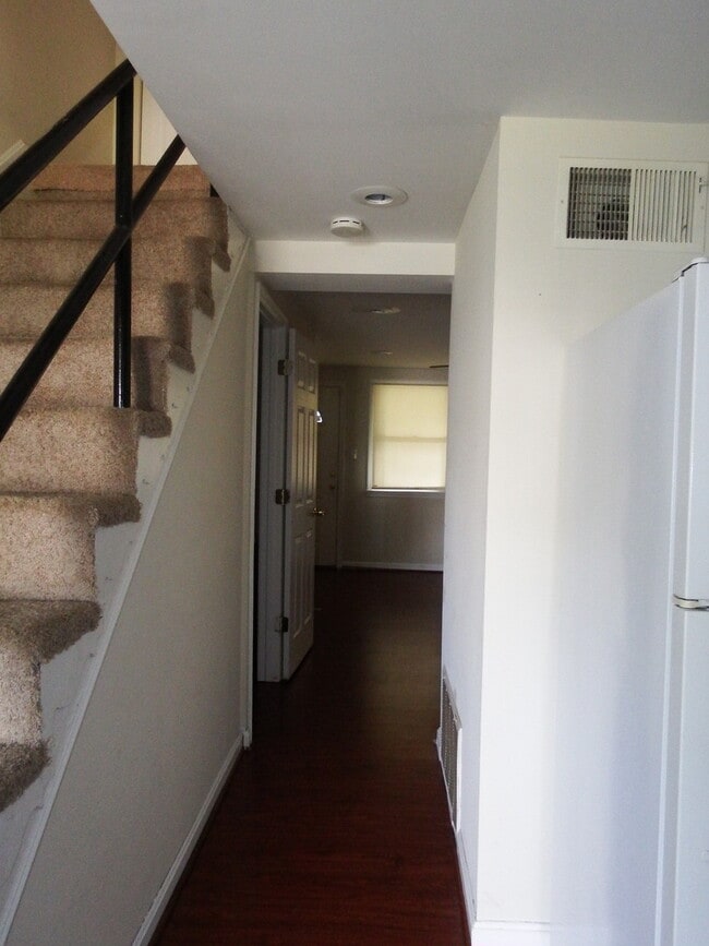 Photo - Nice Three bedroom w/ fenced yard House