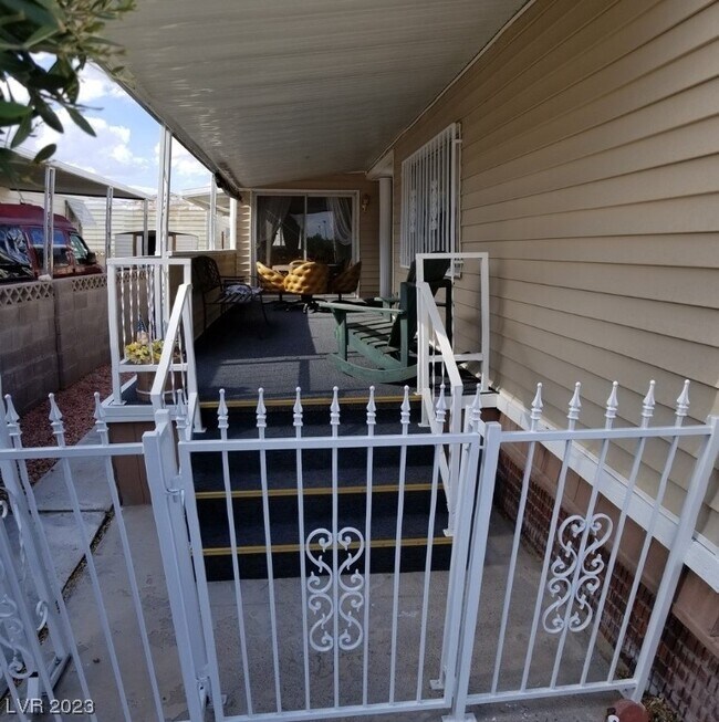 Foto del edificio - 4956 Ridge Dr