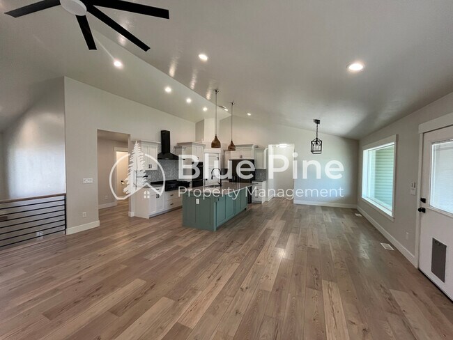 Foto del edificio - 4480 N Bristol Dr