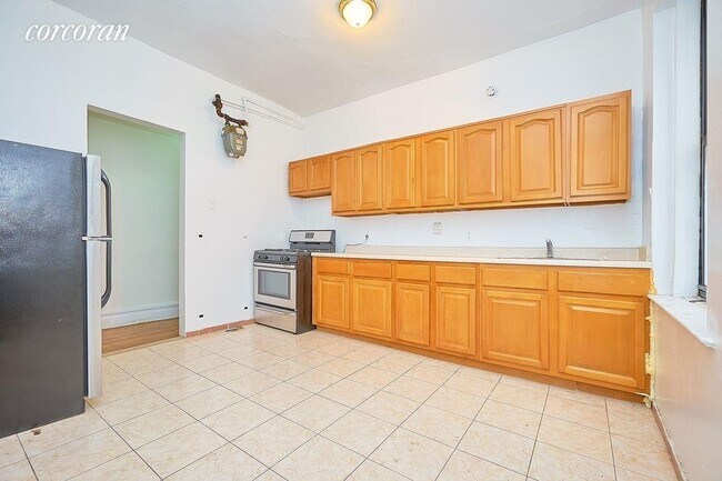 Building Photo - 409 W 129th St