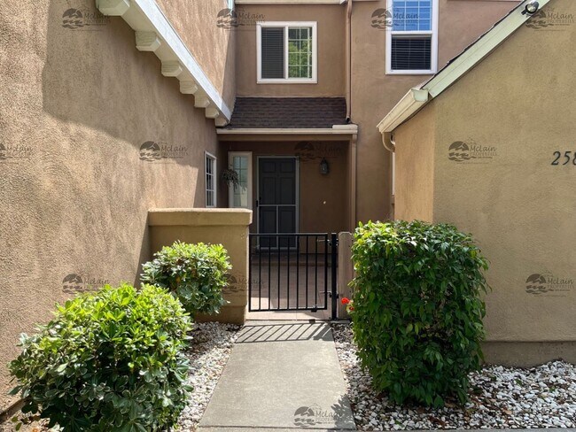 Foto del edificio - Stunning 2BR/2BA Townhome for Rent in Carl...
