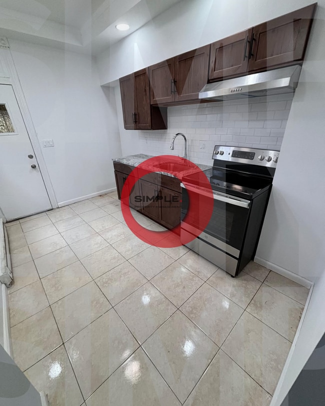 Photo - 113 W Elm St House