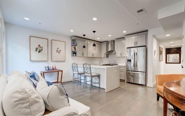 Building Photo - Glover Park Beauty with Parking