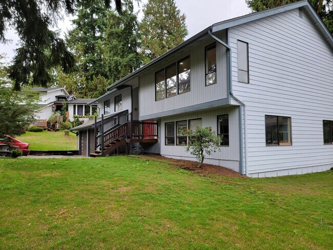 Building Photo - Spacious 5 Bedroom Home Available Now!
