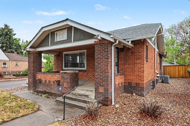 Building Photo - Available NOW! 3 Bedroom 2 Bath Beautiful Home in Denver!