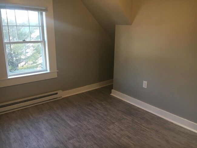 Building Photo - Two Bedroom Single Family in Sanbornville,...