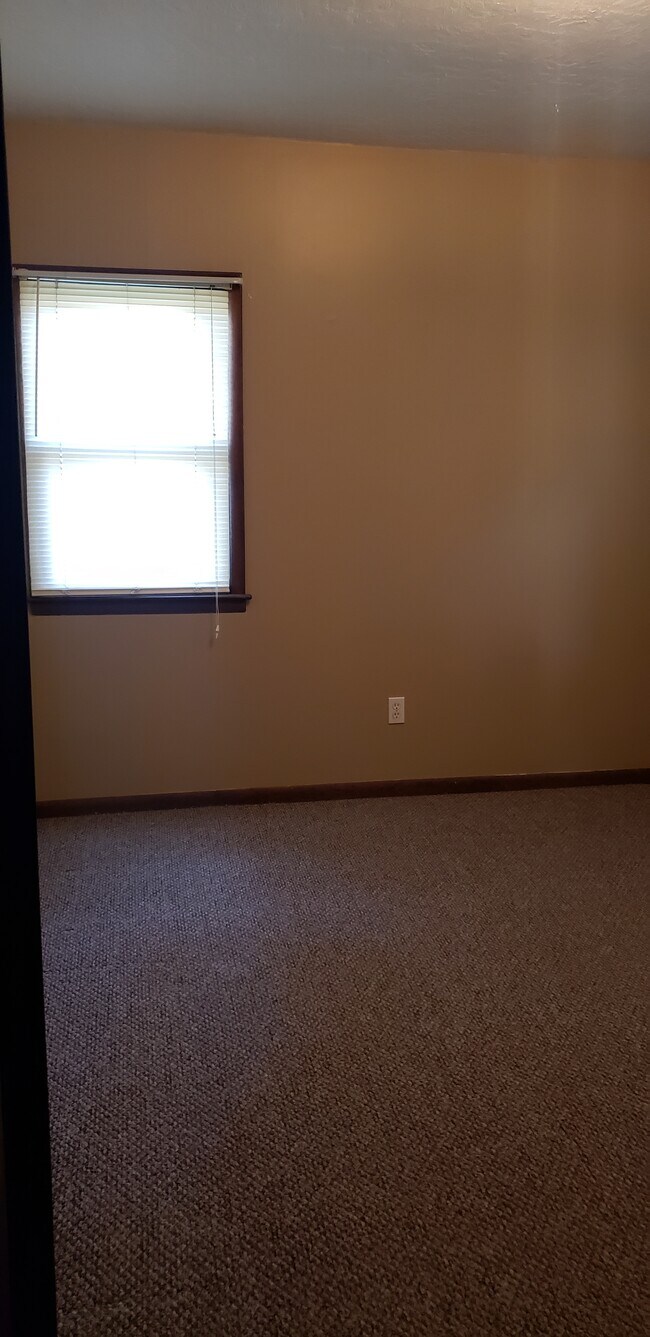 empty bedroom - 517 7th St SW
