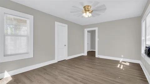 Foto del edificio - 301 B St NW