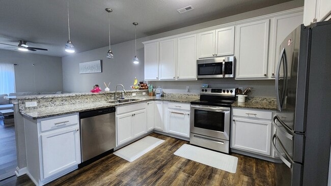 Building Photo - 200 Seasons Cir