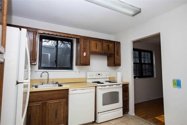 Building Photo - 68-23 Douglaston Pkwy