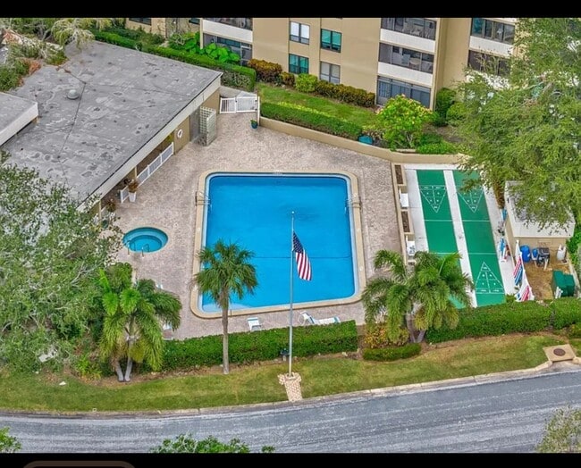 Building Photo - 2618 Cove Cay Dr