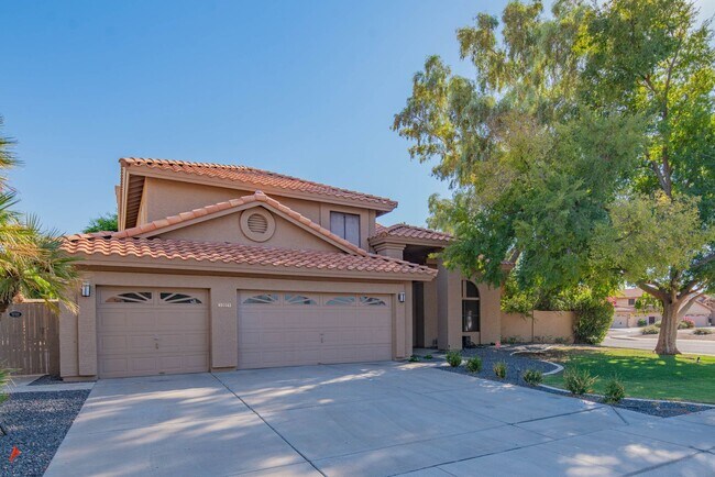 Building Photo - 5 Bed 3 bath House with Pool in dynamic so...