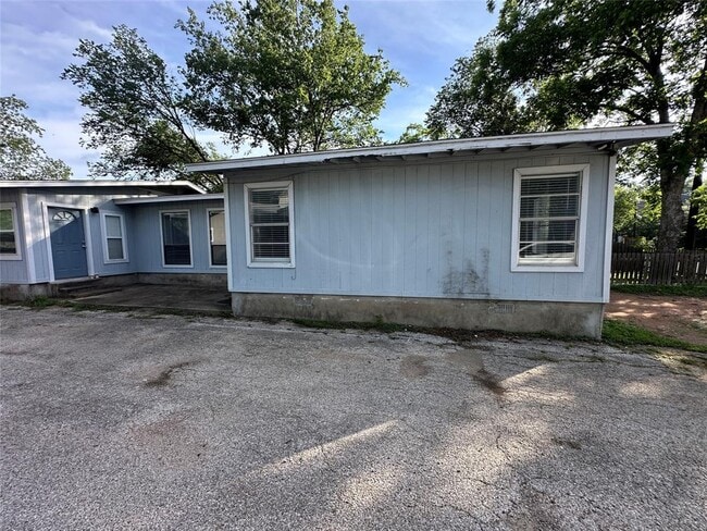Building Photo - 4412 Gillis St