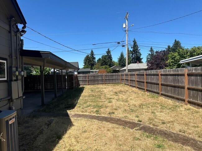 Building Photo - Updated 4 bedroom 2 bath house in Eugene!