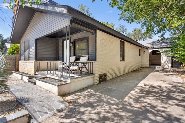 Building Photo - 2204 Santa Rita St