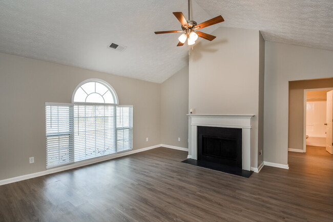 Foto del edificio - 4949 Lake Park Ln