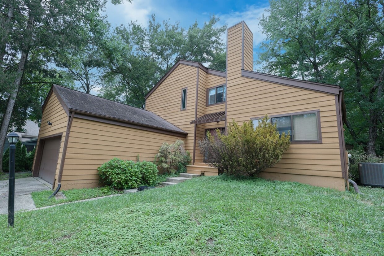 Primary Photo - Spacious 4 Bedroom House in Beautiful Colu...