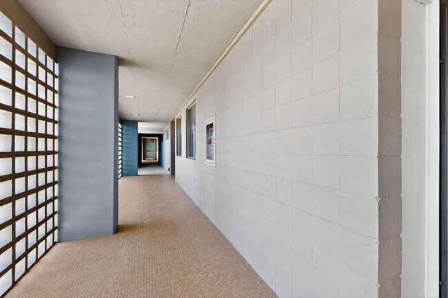 Building Photo - Art Deco Condo 1/BD 1/BA 1/CP space