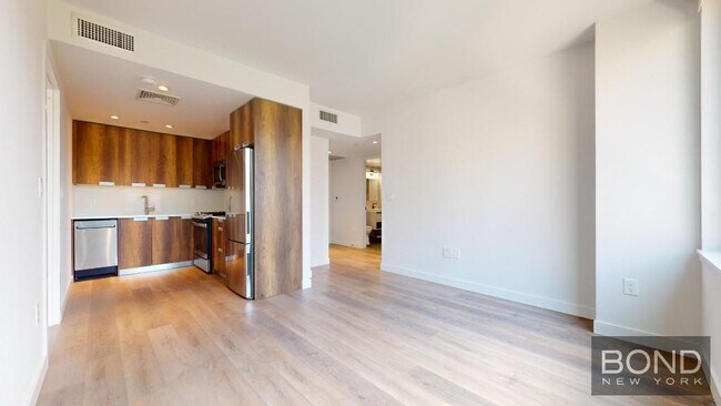 Foto del edificio - 350 W 45th St