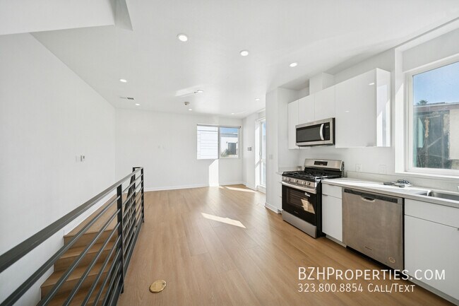 Foto del edificio - 4523 1/2 St Elmo Dr-