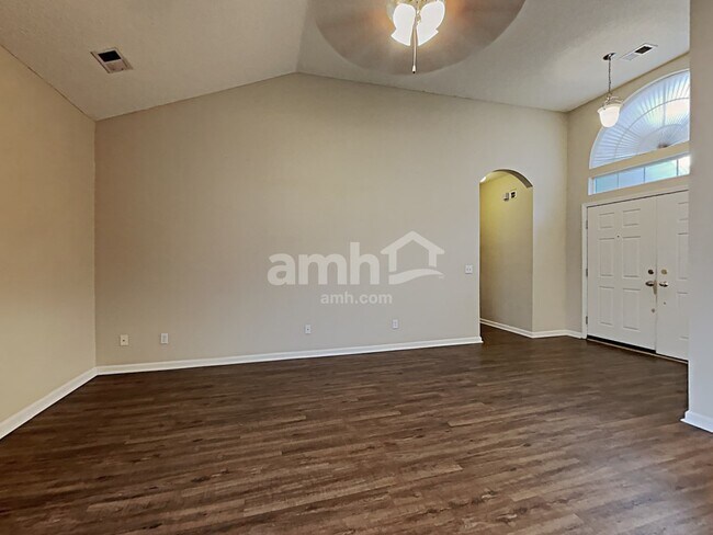 Building Photo - 525 Amsonia Circle