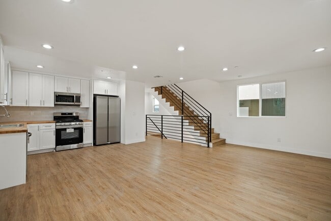 Building Photo - 4232 Rosewood Ave