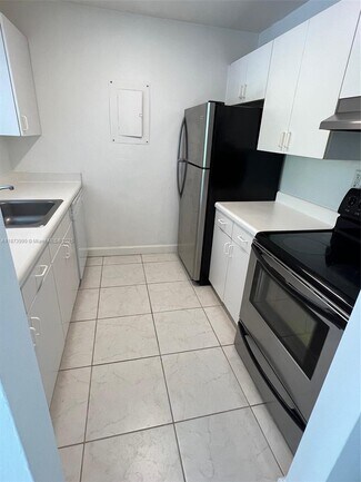 Building Photo - 2160 SW 16th Ave