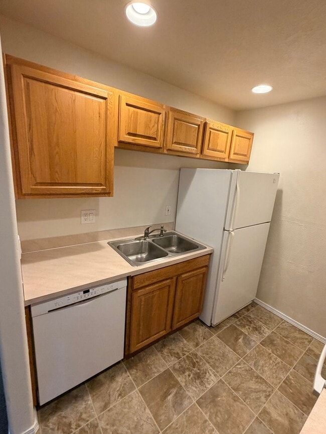 Building Photo - *Half-Off 1st Month's Rent!* Large Three Bedroom Duplex in Keizer