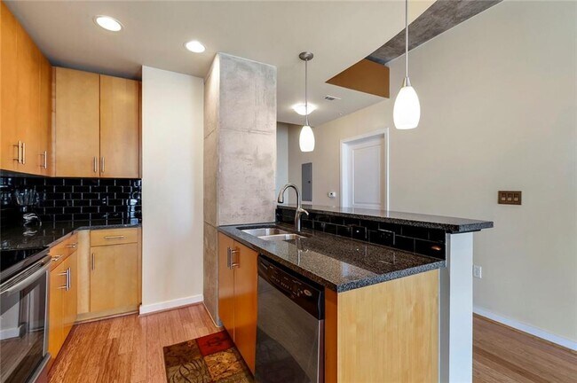 Building Photo - 360 Nueces St